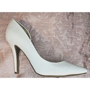 Juicy Couture Pumps Shoe Size 8 White Comfortable 4" Heel Snake Pattern
